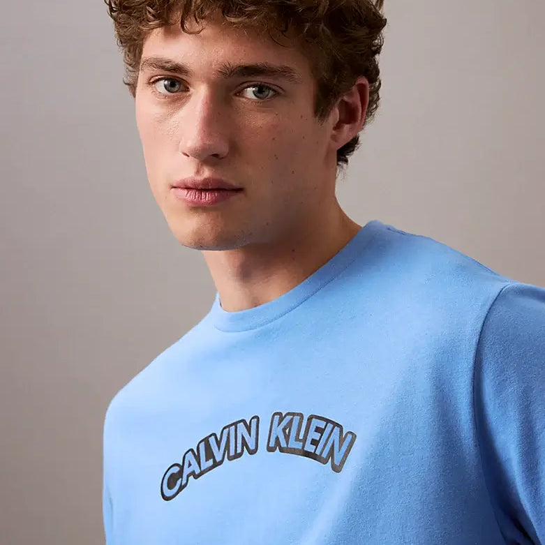 Calvin Klein Men's Regenerative Cotton T-Shirt – Curved Logo, Blue Brust