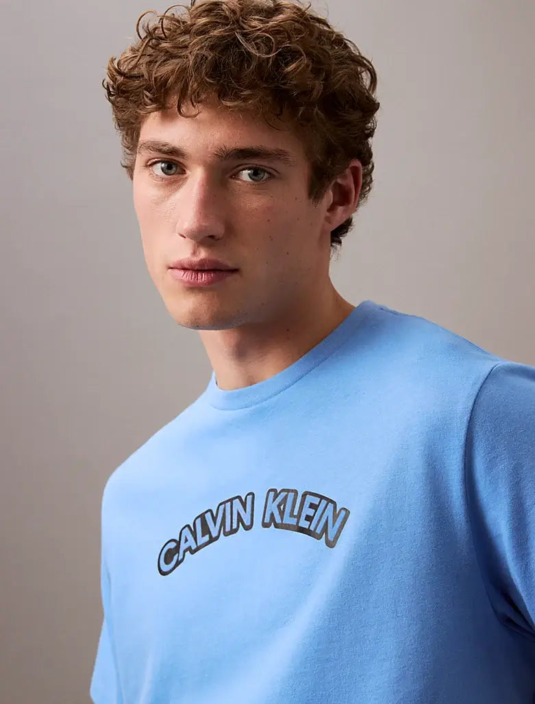 Calvin Klein Men's Regenerative Cotton T-Shirt – Curved Logo, Blue Brust