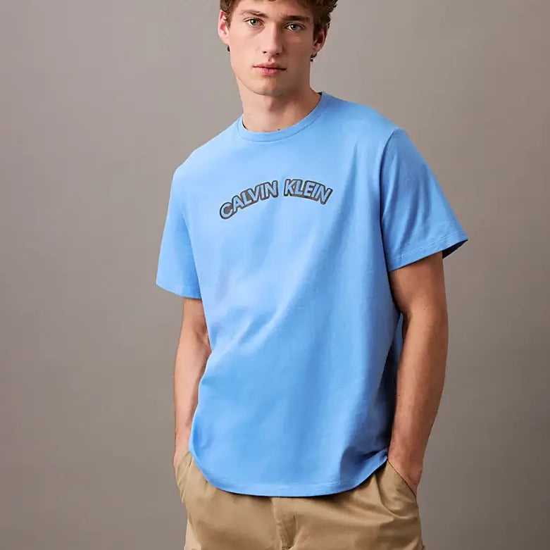 Calvin Klein Men's Regenerative Cotton T-Shirt – Curved Logo, Blue Brust