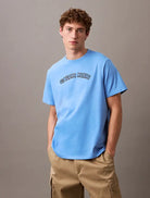 Calvin Klein Men's Regenerative Cotton T-Shirt – Curved Logo, Blue Brust
