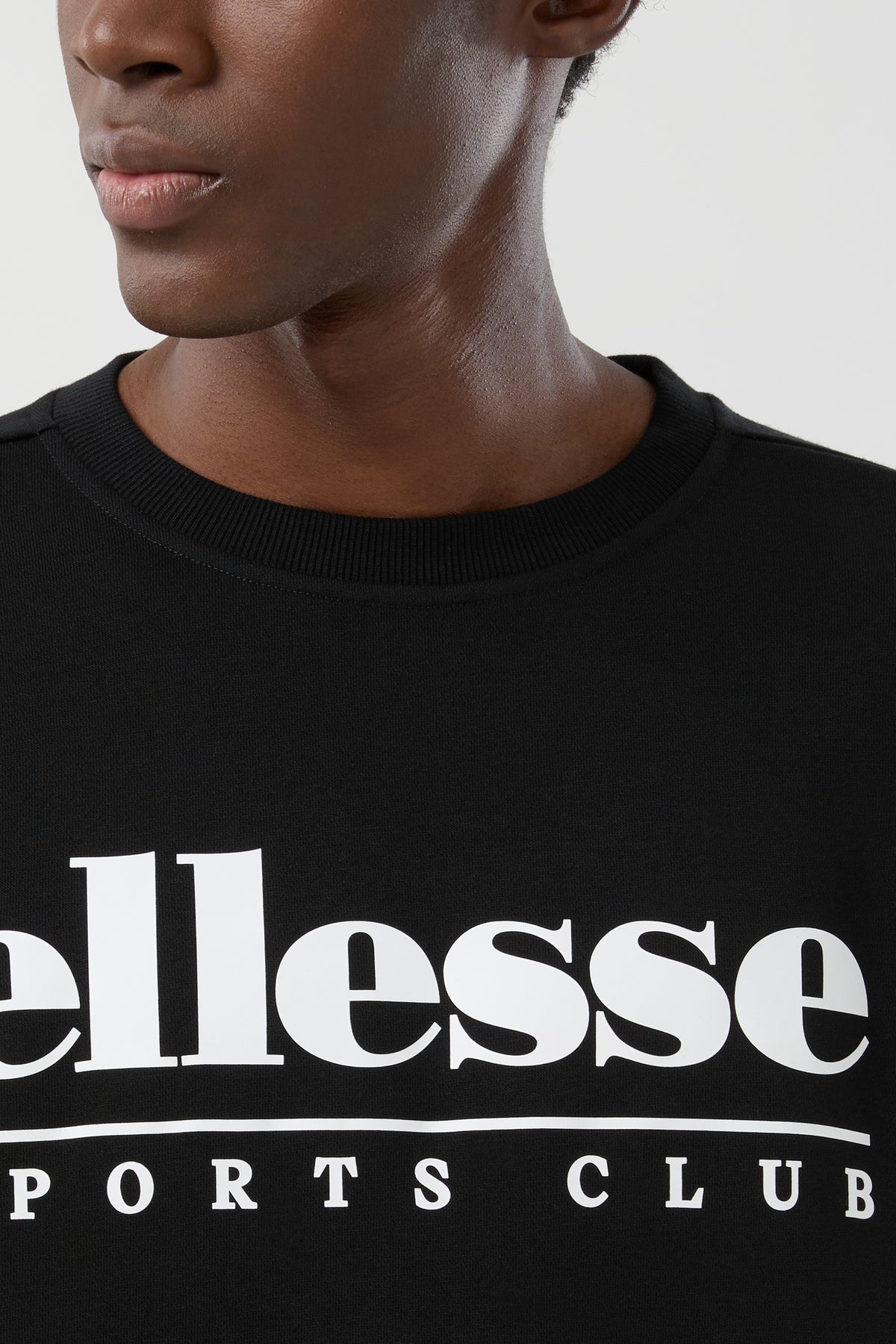 Ellesse Darrochi Sweatshirt in Black – detail view