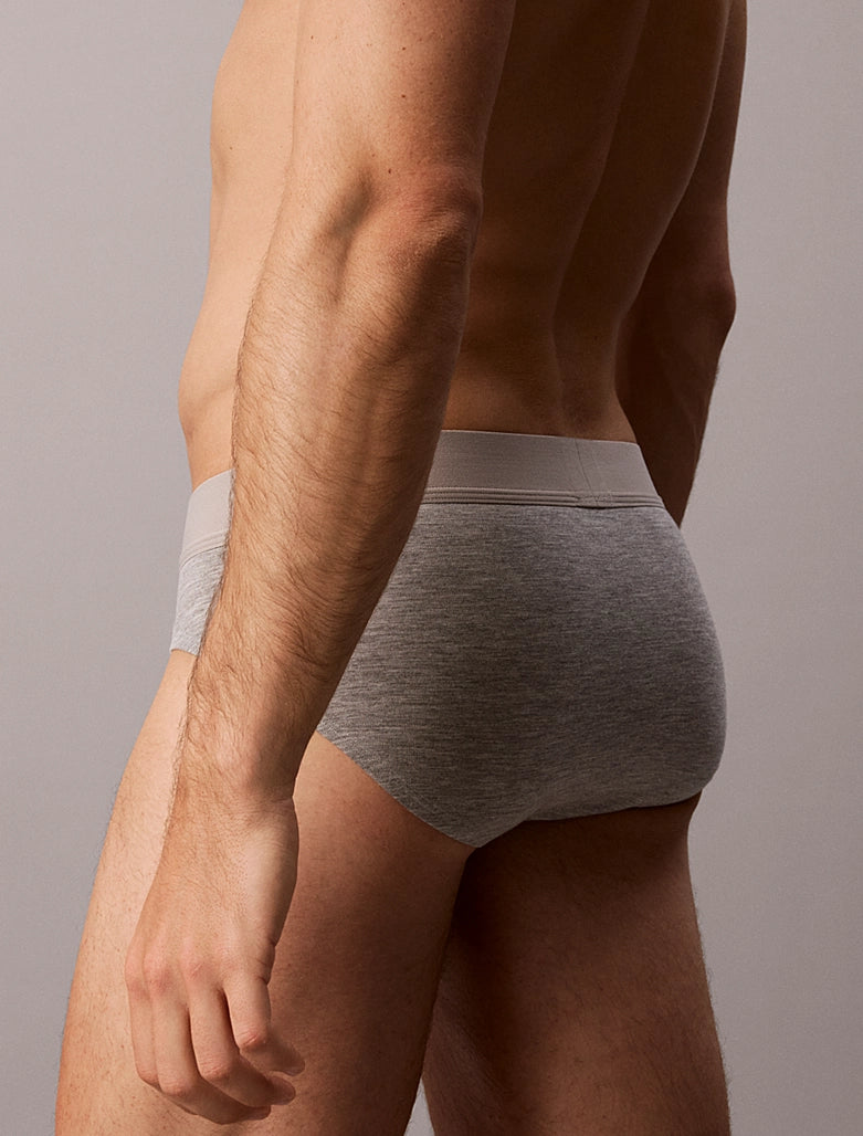 Calvin Klein Ultra Soft Lyocell 3 Pack Hip Briefs Black Grey Heather Dark Sapphire 4KJ – model alternate