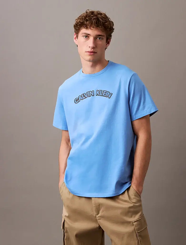 Calvin Klein Men's Regenerative Cotton T-Shirt – Curved Logo, Blue Brust